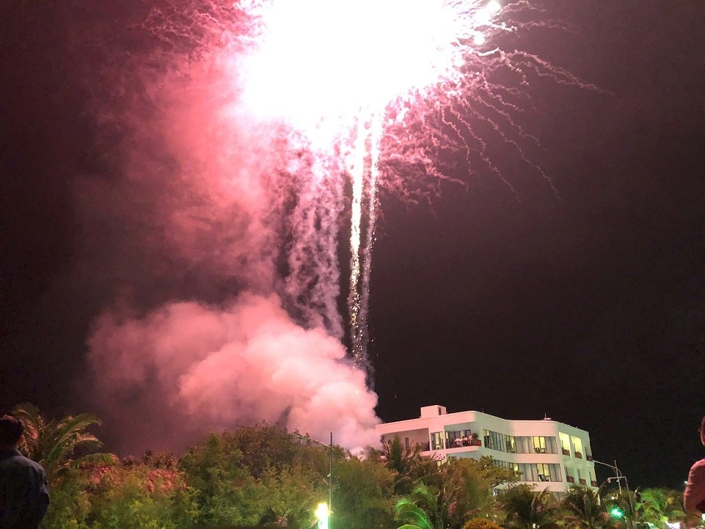 Brilliant fireworks on New Year's Eve in Ly Son special zone. Photo: Dinh Nhut