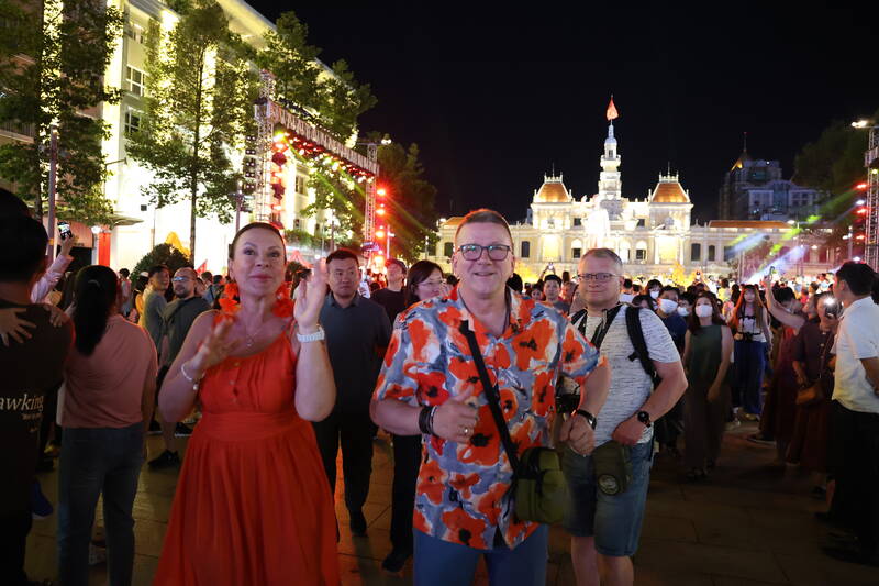 Du khách quốc tế thích thú trước không khí chào đón năm mới tại TPHCM.