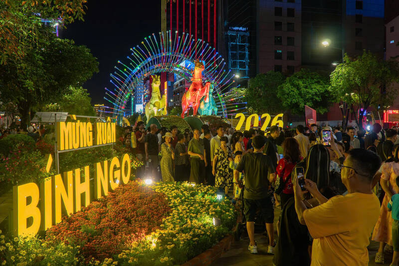 Đường hoa Nguyễn Huệ đông đúc người dân và du khách. 