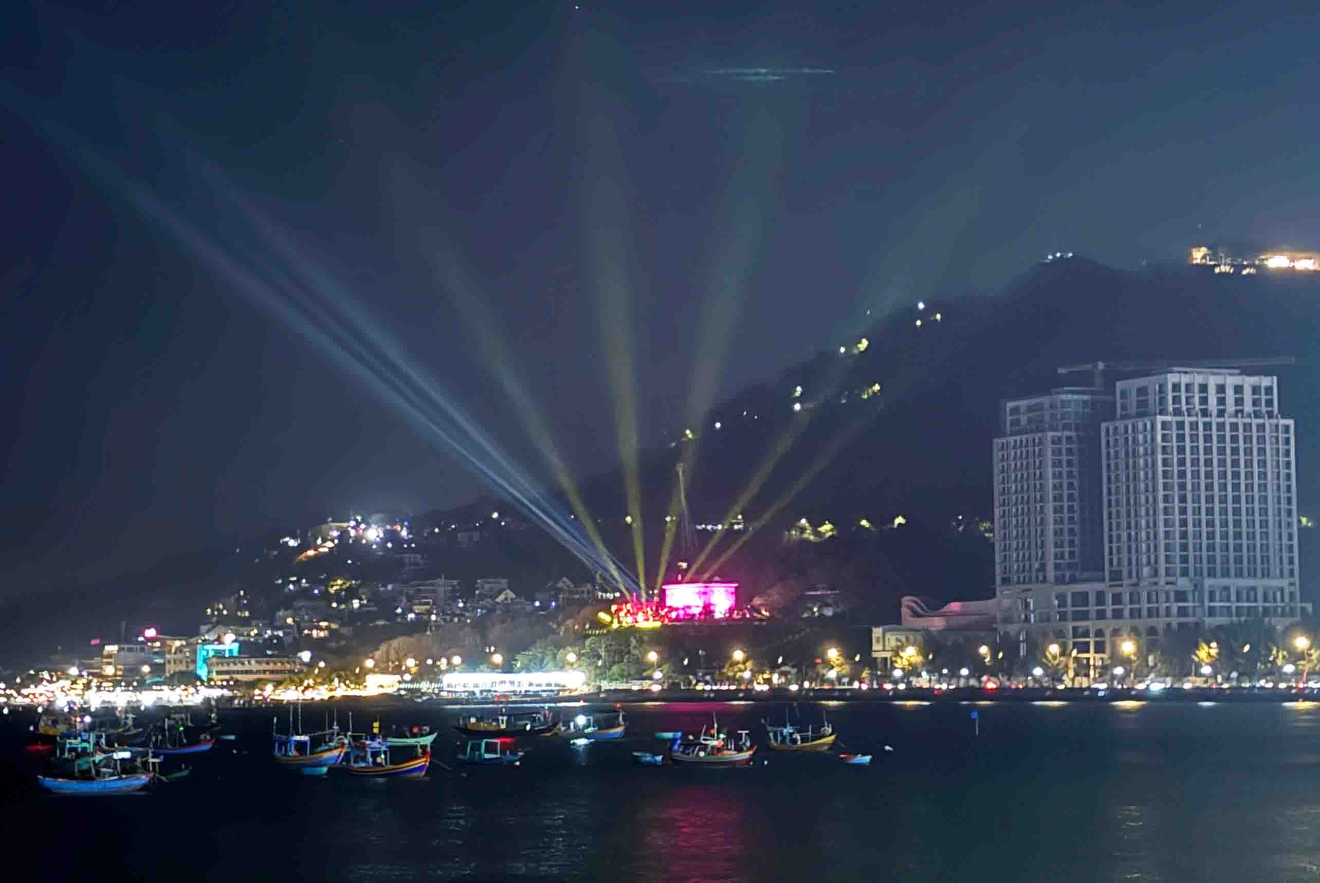 Khu vực Bạch Dinh (Bãi trước) rực rỡ trong đêm giao thừa.