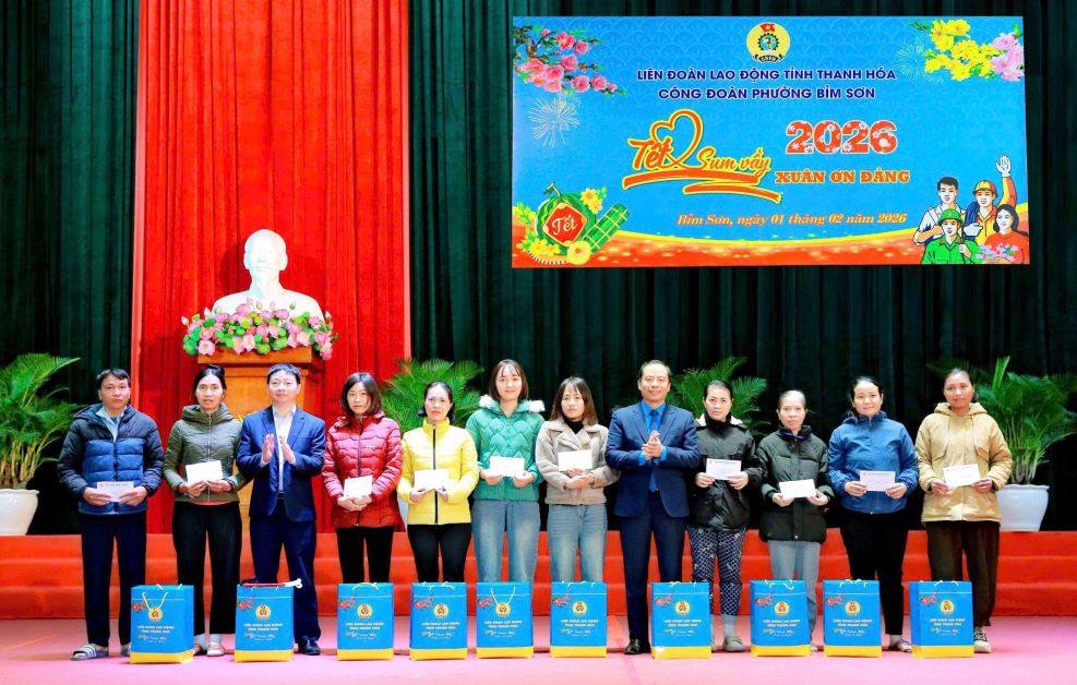 Giving gifts to workers in the program "Tet Reunion - Spring Gratitude to the Party" 2026. Photo: Xuan Tuan