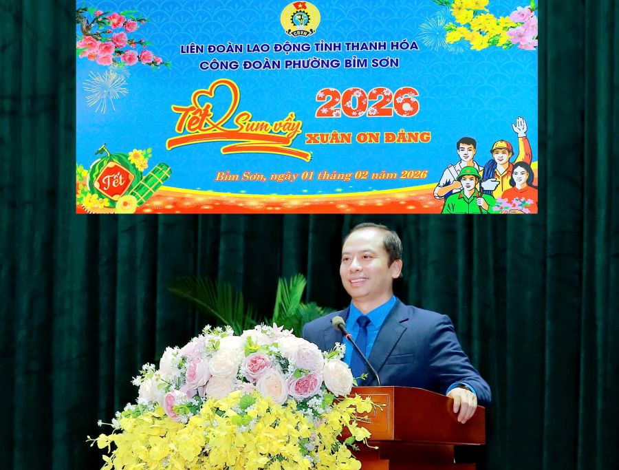 Ông Lương Trọng Thành - Chủ tịch LĐLĐ tỉnh Thanh Hóa chúc tết công nhân, người lao động. Ảnh: Xuân Tuấn