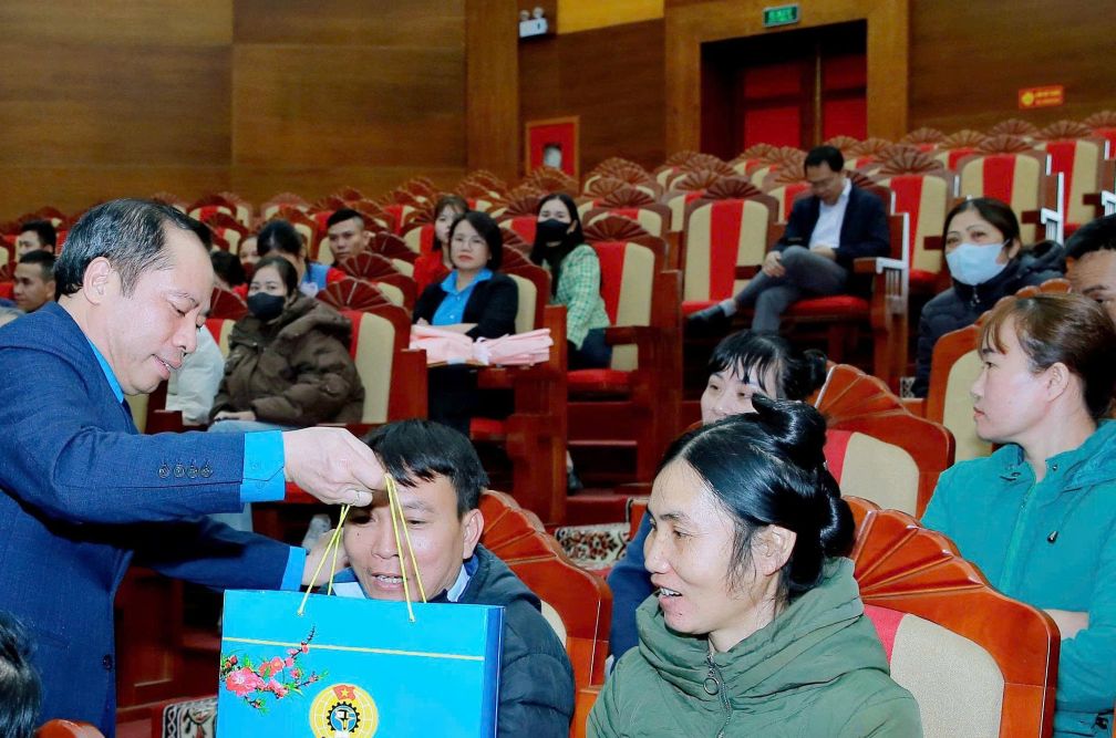 Tiến sỹ Lương Trọng Thành - Ủy viên Đoàn Chủ tịch Tổng LĐLĐVN,  Tỉnh ủy viên, PCT UBMTTQVN tỉnh, Chủ tịch LĐLĐ tỉnh Thanh Hóa tặng quà cho người lao động. Ảnh: Xuân Tuấn 