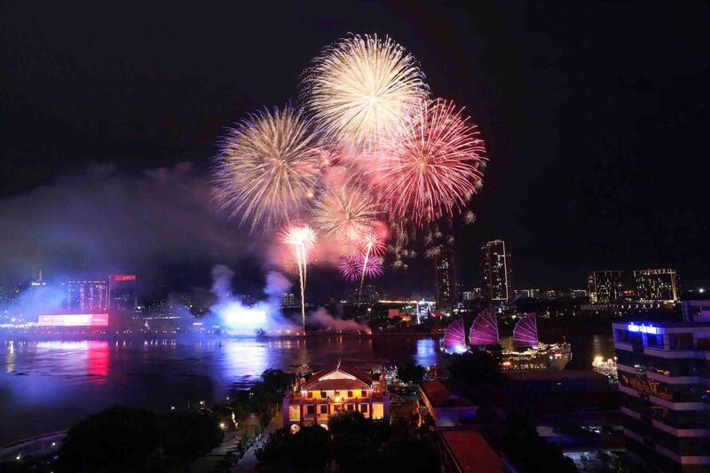 Trong khoảnh khắc thiêng liêng chuyển giao giữa năm cũ và năm mới, bầu trời TPHCM bừng sáng với những màn pháo hoa rực rỡ, chào đón Xuân Bính Ngọ trong niềm hân hoan của hàng nghìn người dân và du khách.