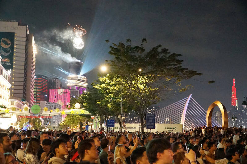 Tiếng reo hò, tiếng vỗ tay hòa cùng âm thanh pháo nổ vang, làm bừng lên không khí chào đón năm mới rộn ràng.