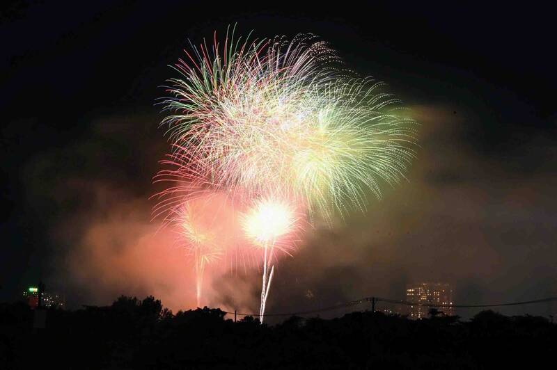 Tại các điểm bắn pháo hoa tầm cao và tầm thấp, người dân không giấu được cảm xúc phấn khích. “Năm nào cũng háo hức chờ xem pháo hoa, nhưng cảm giác đón năm mới giữa không khí đông vui thế này vẫn luôn rất đặc biệt” - chị Kiều Duyên, sống tại phường Xuân Hòa chia sẻ.