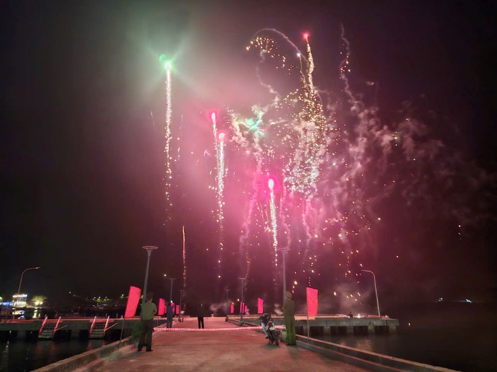 Không khí giao thừa tại xã đảo Cù Lao Chàm. Ảnh: Mỹ Hương