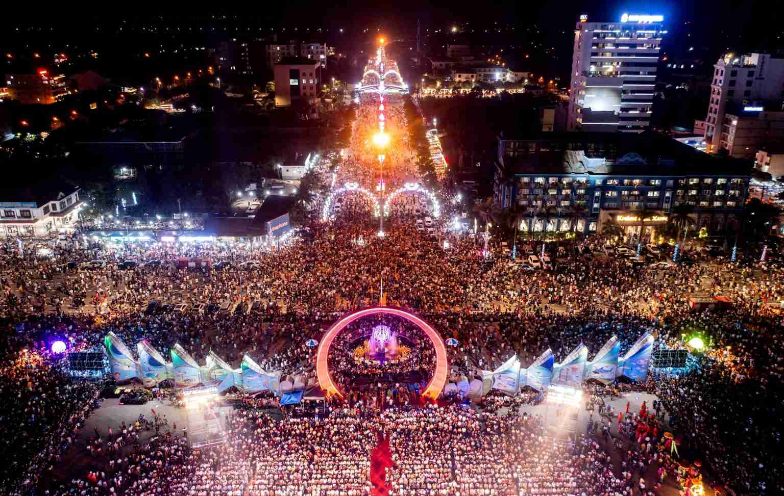 Biển người về Cửa Lò trong Khai mạc Lễ hội du lịch biển Cửa Lò 2025. Ảnh: Ngọc Anh