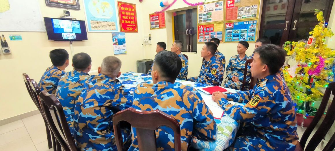 Cán bộ, chiến sĩ Nhà giàn DK1/21 dõi theo lời chúc Tết từ Thủ trưởng Bộ Tư lệnh Vùng qua màn hình trực tuyến. Ảnh: Hữu Hải