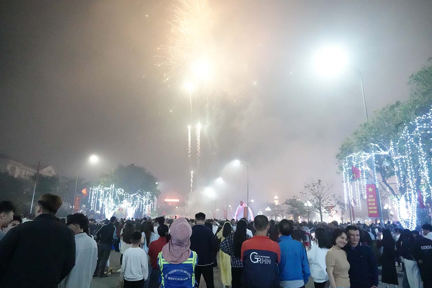 Brilliant fireworks display in Thanh Sen ward, Ha Tinh province on New Year's Eve. Photo: Tran Tuan.