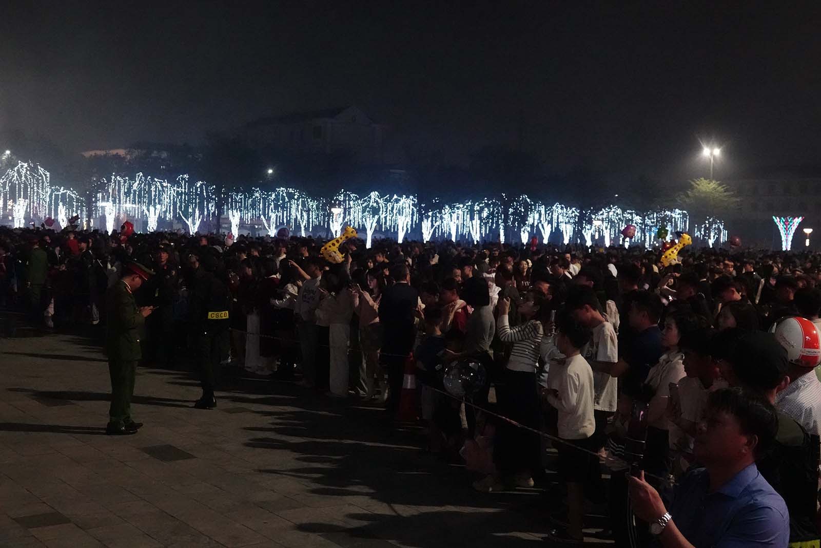 Đêm giao thừa có hàng nghìn người dân xem bắn pháo hoa ở phường Thành Sen. Ảnh: Trần Tuấn