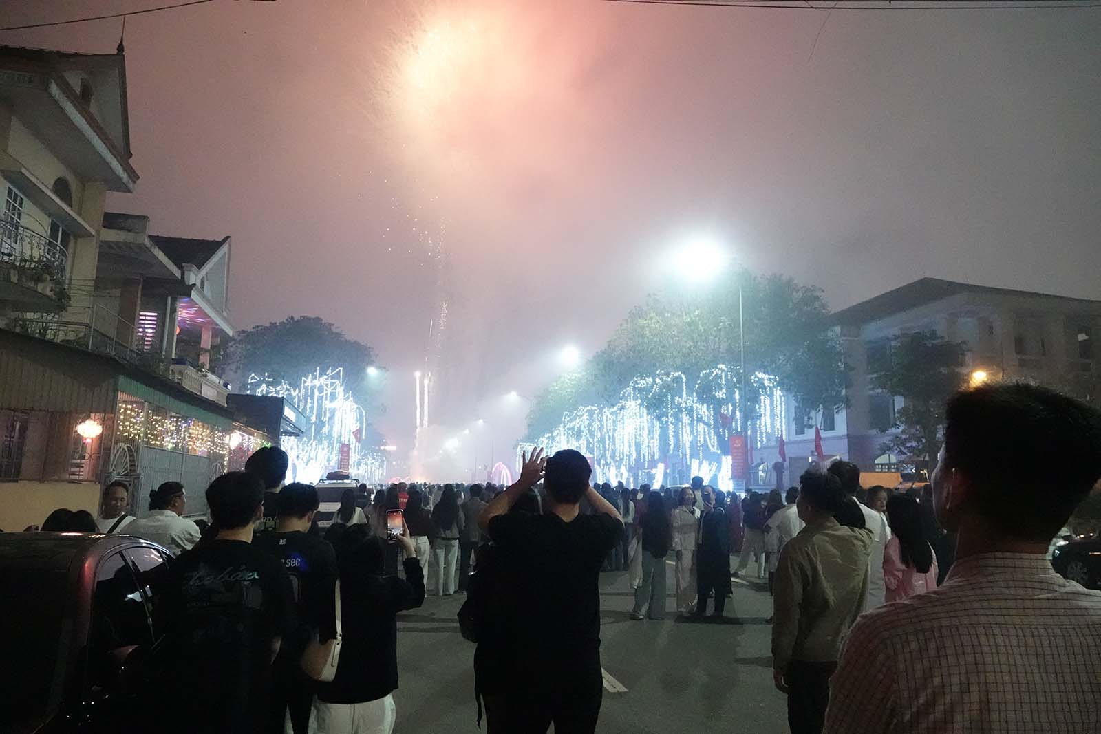 Rất đông người dân xem bắn pháo hoa. Ảnh: Trần Tuấn