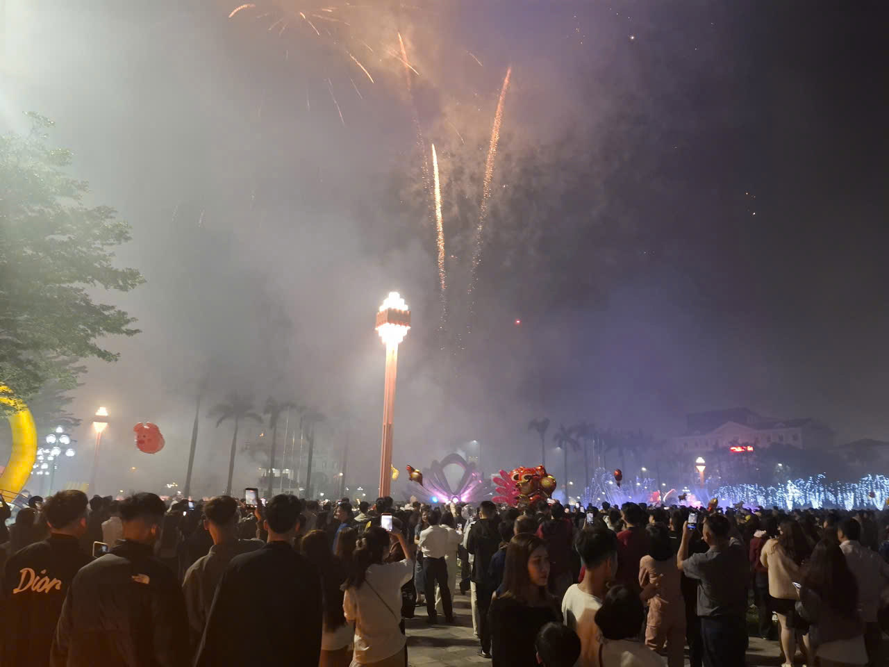 Người dân hào hứng chứng kiến khoảnh khắc đêm giao thừa với màn pháo hoa kéo dài 15 phút ở phường Thành Sen. Ảnh: Trần Tuấn