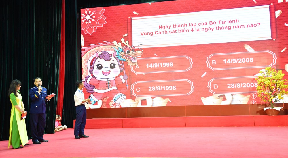 Cán bộ, chiến sĩ tích cực tham gia chương trình hái hoa dân chủ. Ảnh: Quang Vinh