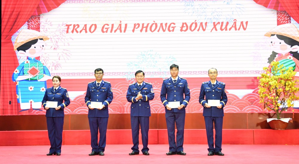 Colonel Nguyen Thai Duong - Deputy Political Commissar of Coast Guard Region 4 Command awarded prizes to units that won prizes in decorating rooms to welcome spring. Photo: Quang Vinh