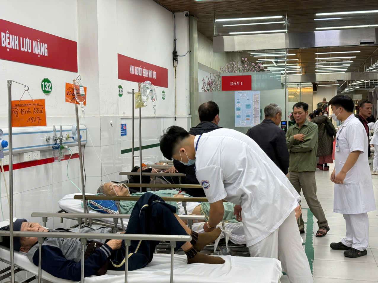 Đã tới thời khắc giao thừa nhưng các bác sĩ Trung tâm cấp cứu A9 vẫn tiếp tục công việc cứu chữa người bệnh. Ảnh: Hà Lê