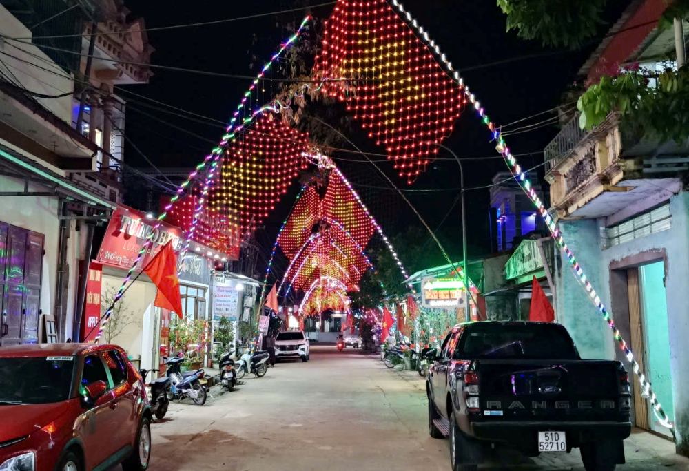 Tại xã Công Chính, tỉnh Thanh Hóa, các đường làng, ngõ xóm được trang hoàng rực rỡ, chờ đón giây phút giao thừa. Ảnh: Quách Du 