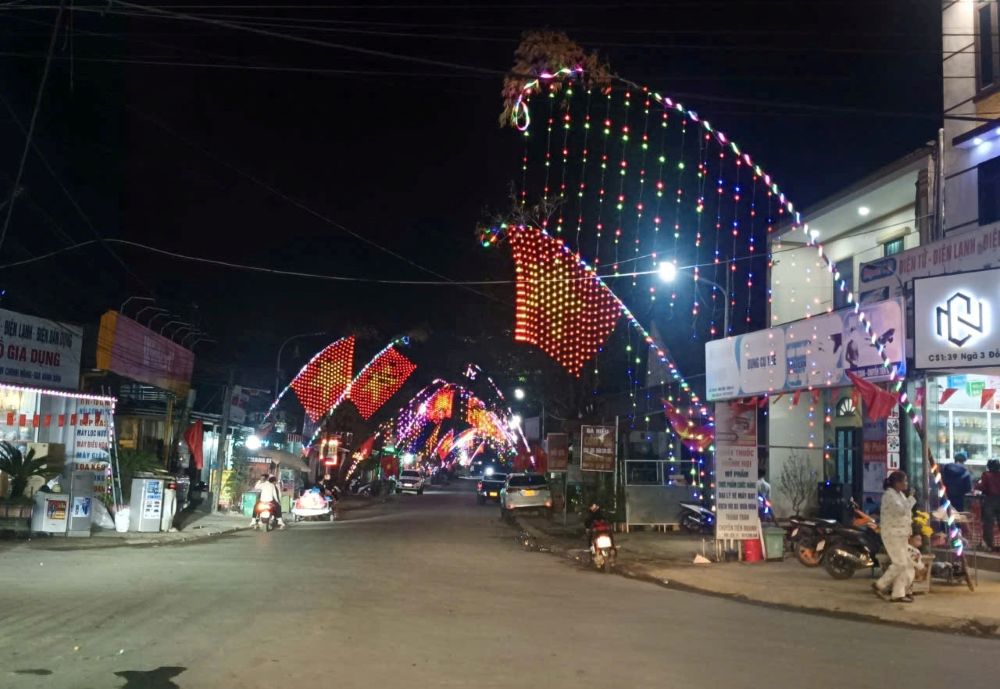 Tại nhiều làng quê ở Thanh Hóa được trang hoàng, với hệ thống đèn trang trí rực rỡ các tuyền đường. Ảnh: Quách Du 