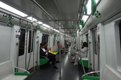 Người dân Thủ đô du xuân miễn phí trên Hà Nội Metro. Ảnh: Việt Anh
