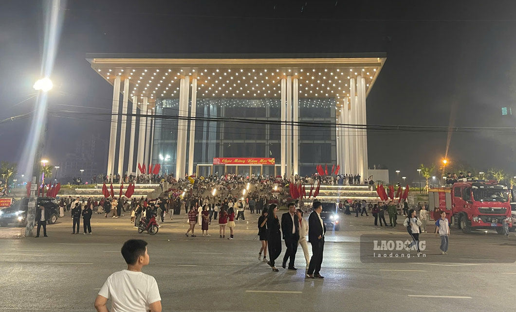 Đông đúc người dân tập trung tại khu vực Quảng trường 19/8 (phường Yên Bái) chờ xem pháo hoa lúc 24h. Ảnh: Linh Thùy