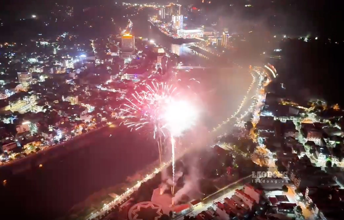 Pháo hoa rực sáng ở công viên Hồ Chí Minh (phường Lào Cai). Ảnh: Phạm Bằng