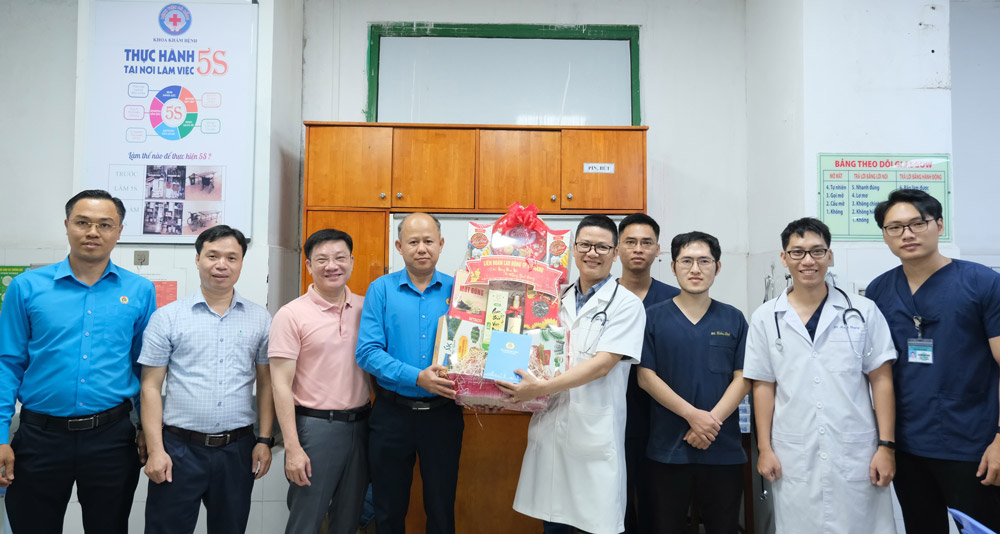 Leaders of the Da Nang City Labor Federation visit and encourage units on duty on New Year's Eve. Photo: Da Nang Trade Union.