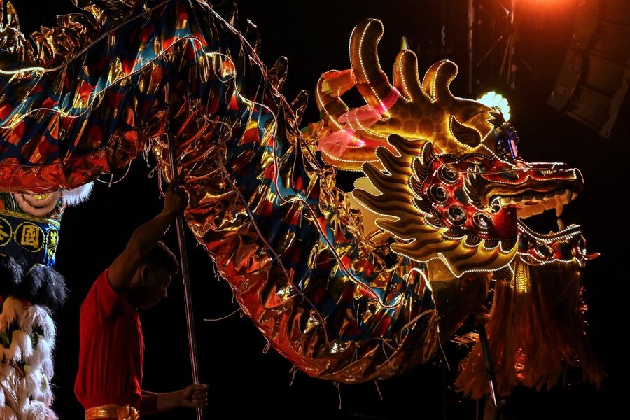 Màn biểu diễn múa lân tại trung tâm mua sắm Icon Siam tại Bangkok đêm giao thừa Bính Ngọ 2026. Ảnh: AFP 