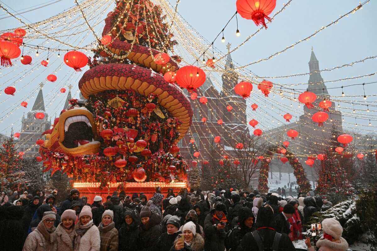 Một nghệ sĩ tham gia lễ hội đón Tết Nguyên đán Bính Ngọ tại quảng trường Manezhnaya ở Mátxcơva ngày 16.2. Ảnh: AFP 