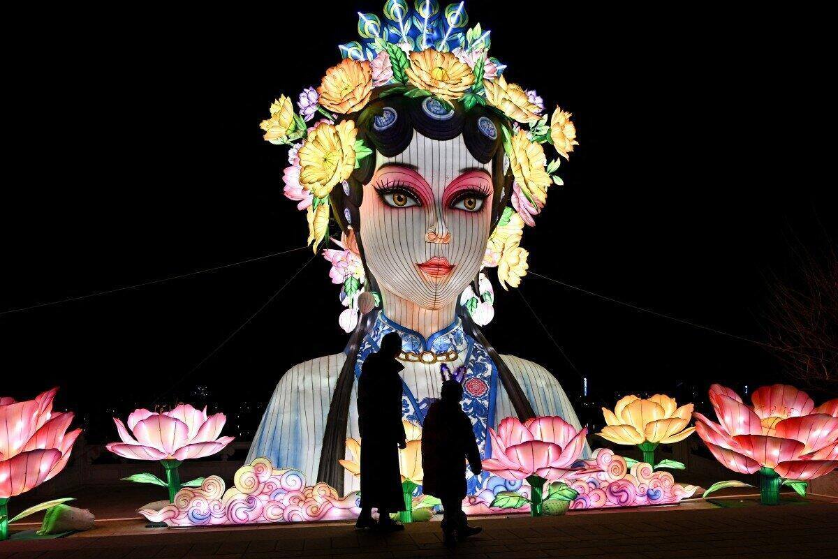 Người dân tham quan một công viên ở Bắc Kinh vào ngày 15.2, trước thềm Tết Nguyên đán. Ảnh: AFP 