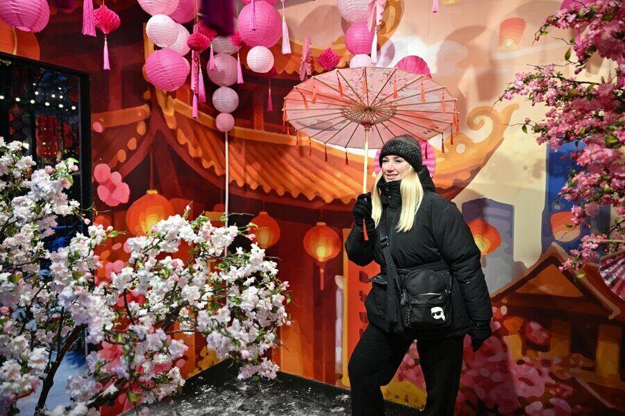 A woman takes a photo during the Binh Ngo Lunar New Year celebration at Manezhnaya Square in Moscow, Russia. Photo: AFP