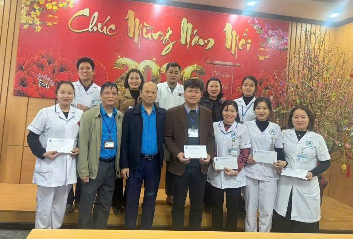 Trao quà cho đoàn viên, người lao động trực tết tại Trung tâm Y tế khu vực Yên Bái. Ảnh: Mai Hoa