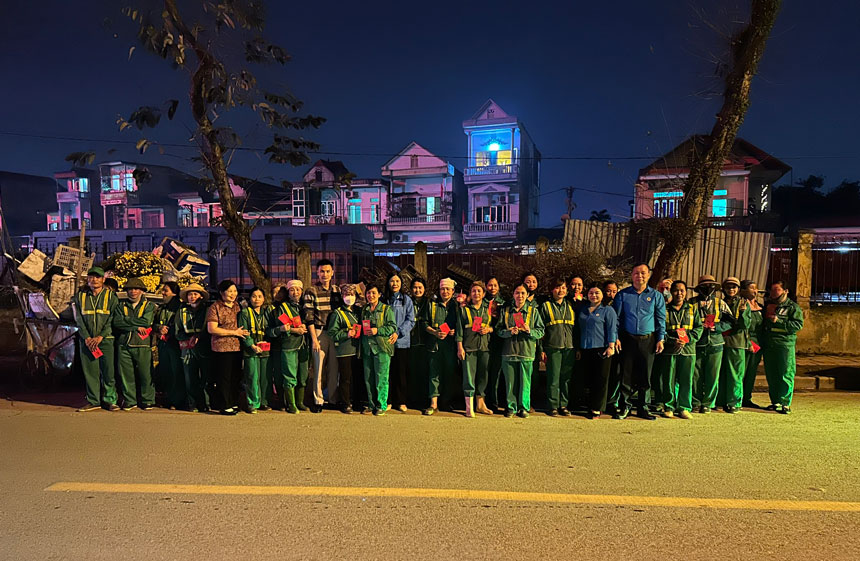 Bà Nguyễn Thị Bích Nhiệm, Chủ tịch LĐLĐ tỉnh Lào Cai hỏi thăm và tặng quà cho đoàn viên, người lao động. Ảnh: Mạnh Hùng