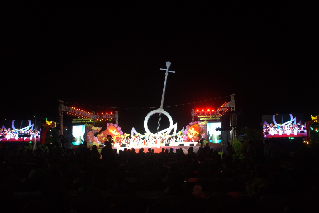 Văn nghệ chào mừng năm mới tại phường Bạc Liêu, tỉnh Cà Mau. Ảnh: Nhật Hồ.