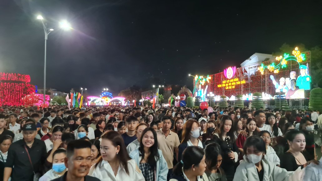 Dòng người đổ về Quảng trường Hùng Vương, phường Bạc LIêu xem pháo hoa, đón giao thừa. Ảnh: Nhật Hồ.