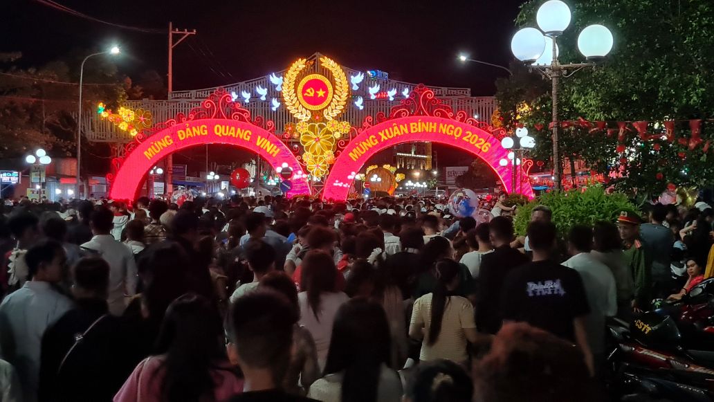 Dòng người vui xuân, đón Tết nơi cực Nam của Tổ quốc. Ảnh: Nhât Hồ.