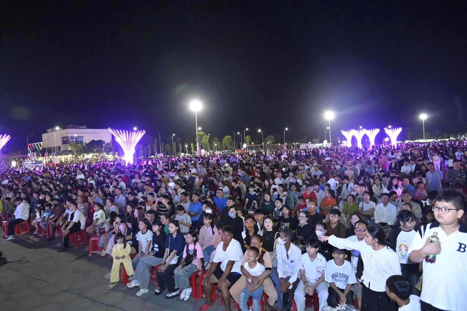 Rất đông người dân đến xem chương trình bắn pháo hoa, đón giao thừa tại phường An Xuyên, tỉnh Cà Mau. Ảnh: Nhật Hồ.