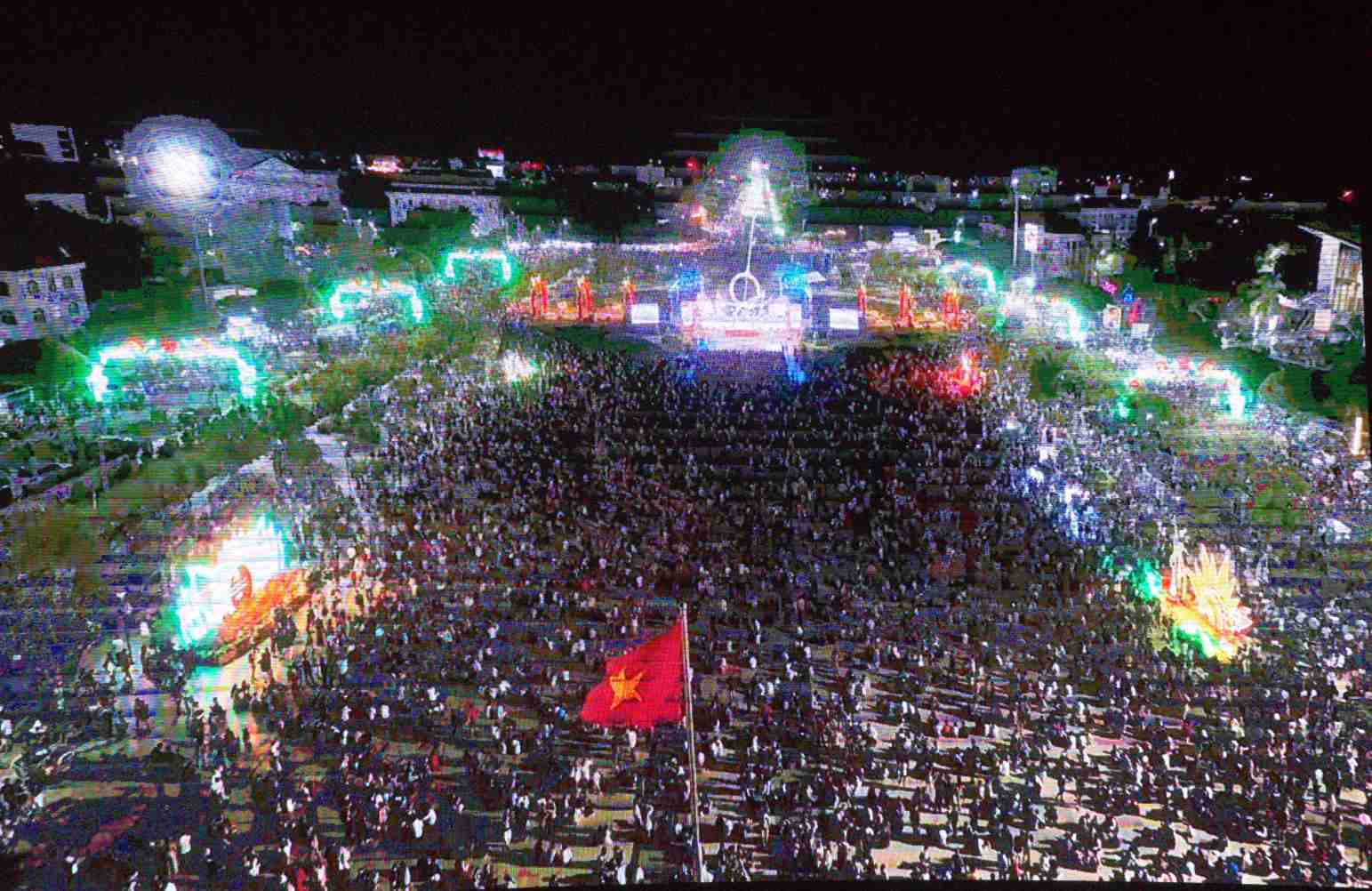 Quảng trường Hùng Vương như chật lại do lượng người khá đông. Ảnh: Nhật Hồ.