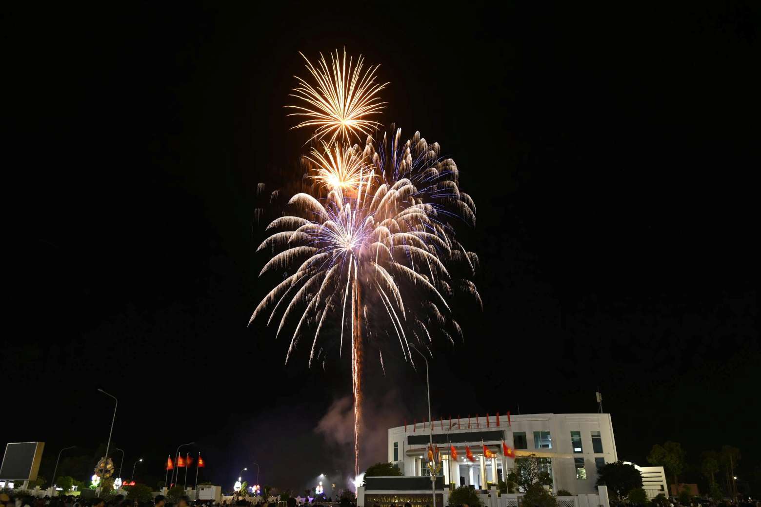 Pháo hoa tại phường Tân Xuyên, tỉnh Cà Mau đón giao thừa Bính Ngọ. Ảnh: Nhật Hồ.