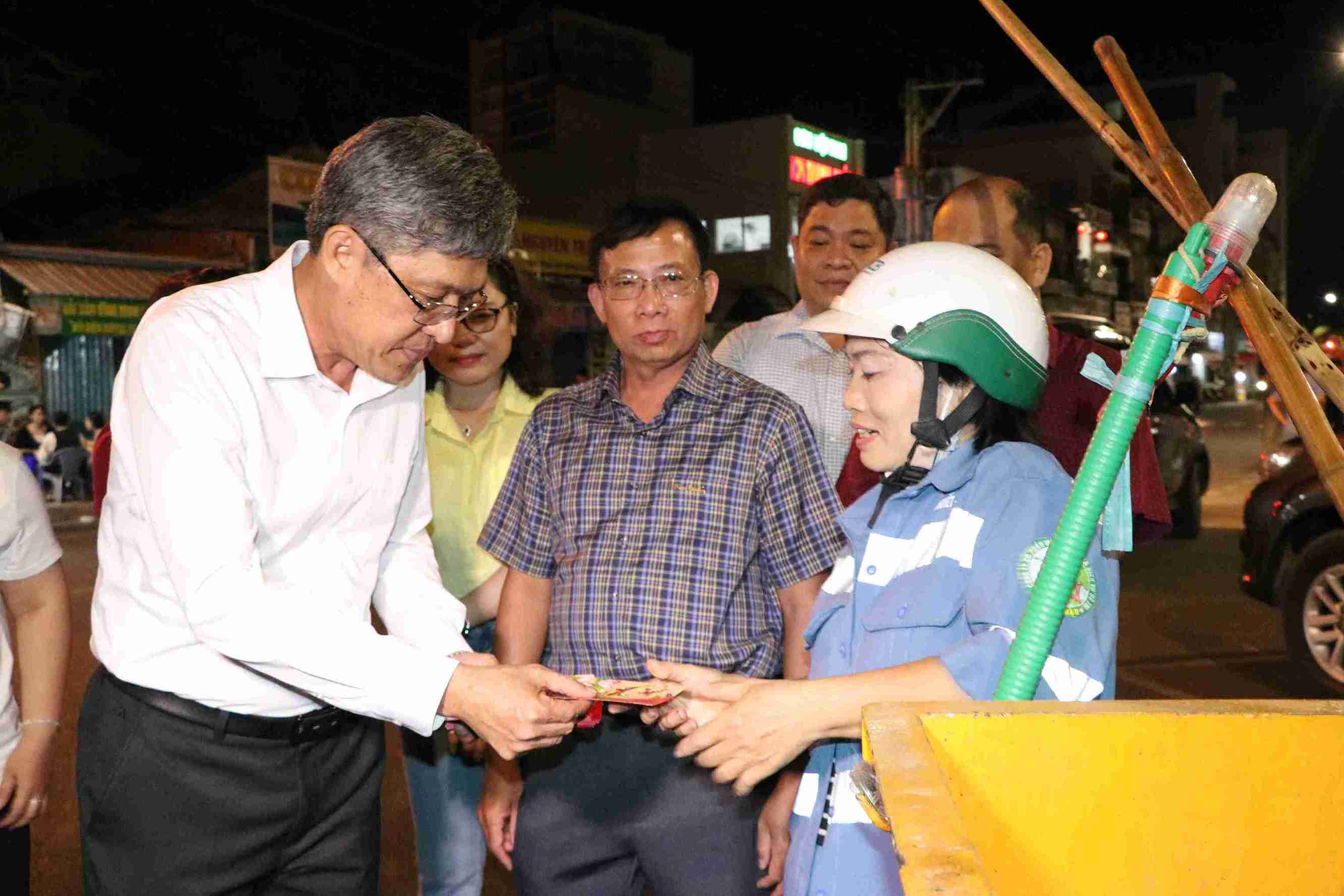 Lãnh đạo tỉnh Lâm Đồng tặng quà Tết công nhân vệ sinh môi trường đang dọn rác trực Tết. Ảnh: Hoài Thanh 