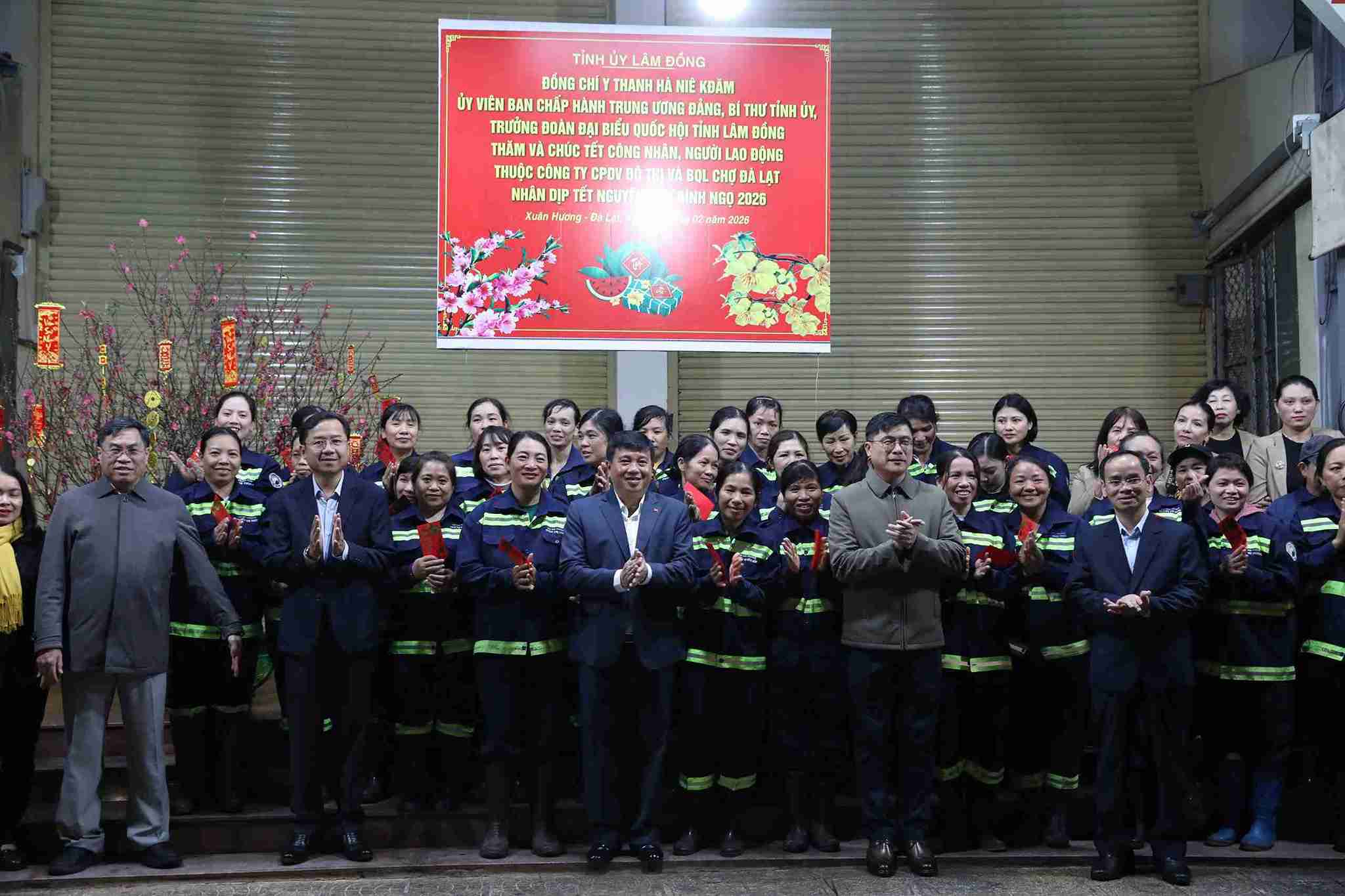 Leaders of Lam Dong province give Tet gifts to environmental sanitation workers on duty on New Year's Eve. Photo: Than Hy