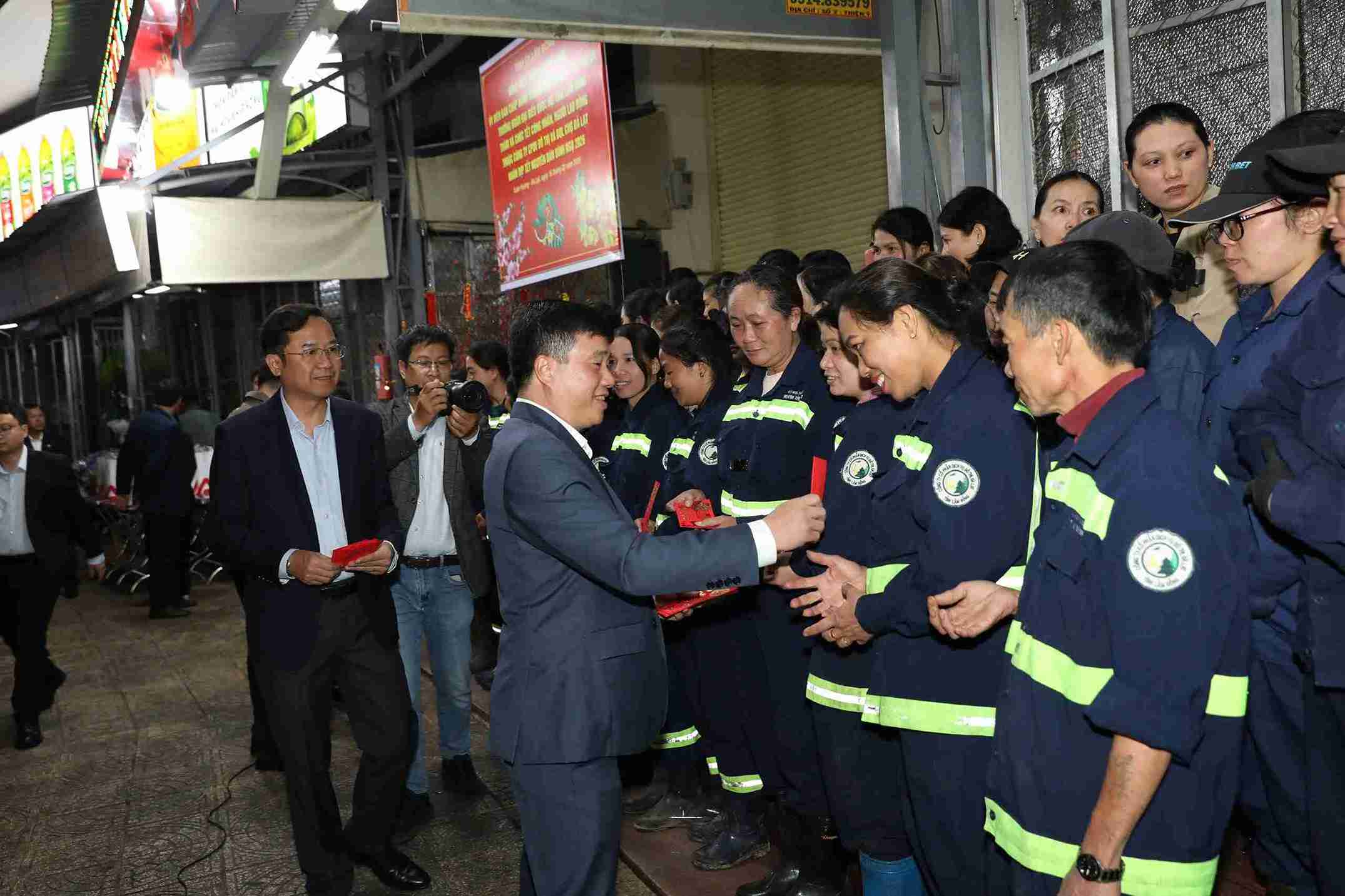 Ông Y Thanh Hà Niê Kđăm, Bí thư Tỉnh ủy Lâm Đồng tặng quà Tết công nhân môi trường làm việc trong đêm giao thừa. Ảnh: Thần Hy 