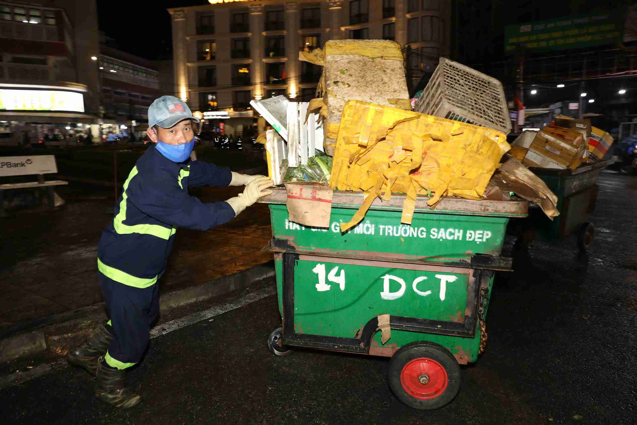 Công nhân vệ sinh môi trường làm việc xuyên đêm giao thừa để giữ vệ sinh môi trường sạch đẹp cho Đà Lạt. Ảnh: Thần Hy 