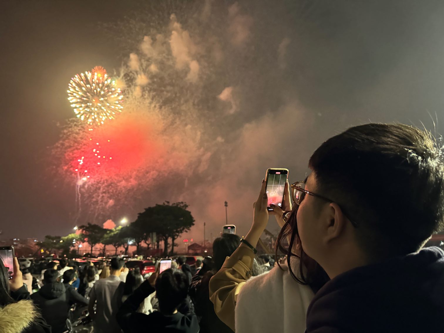 Người dân xem pháo hoa tại Sân vận động Mỹ Đình. Ảnh: Hải Nguyễn