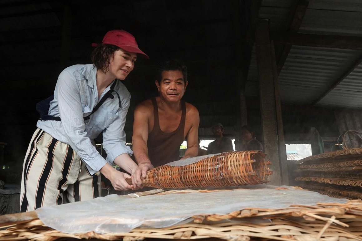 Du khách nước ngoài tham gia trải nghiệm tại xưởng bánh. Ảnh: Tạ Quang