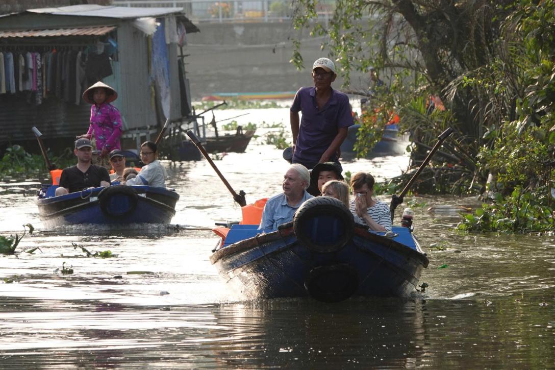 Ghe chở du khách nước ngoài dập dìu vào các kênh, rạch nhỏ. Ảnh: Tạ Quang