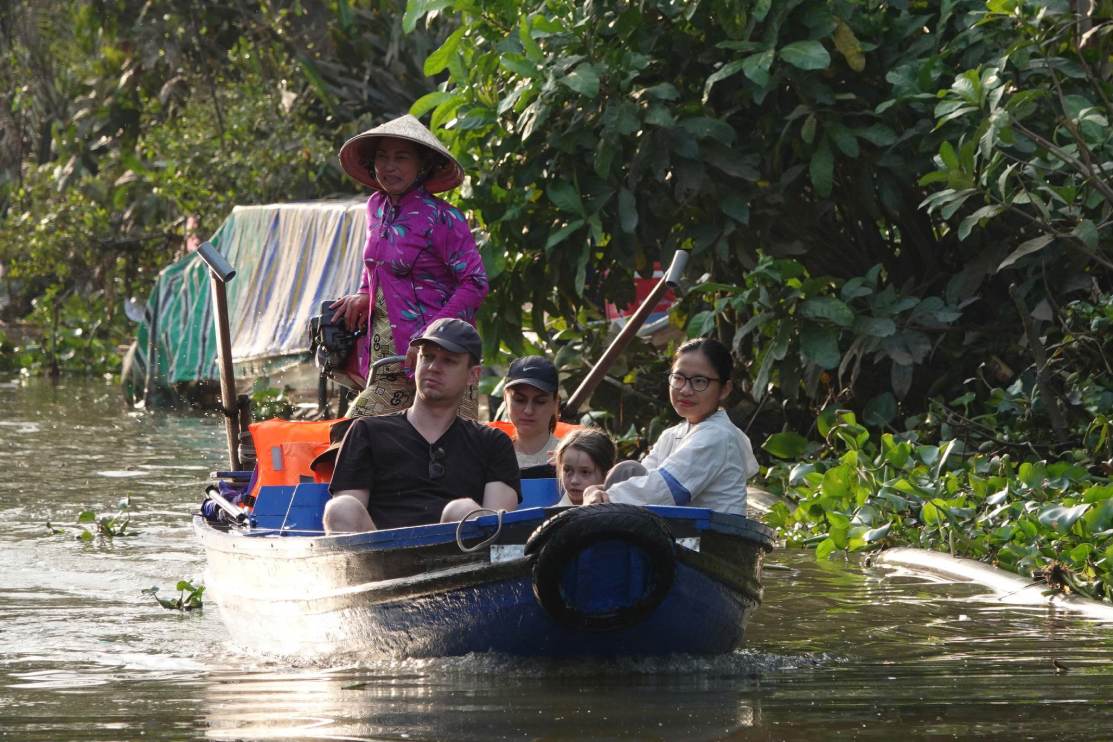 Du khách quốc tế khám phá hệ thống kênh rạch xung quanh khu chợ. Ảnh: Tạ Quang