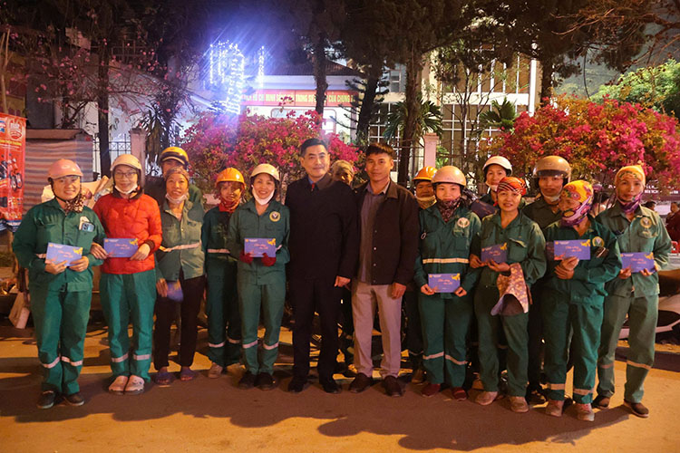 Mr. Tan Minh Long encouraged and presented gifts to workers of Dien Bien Environment Joint Stock Company. Photo: Giang Nam