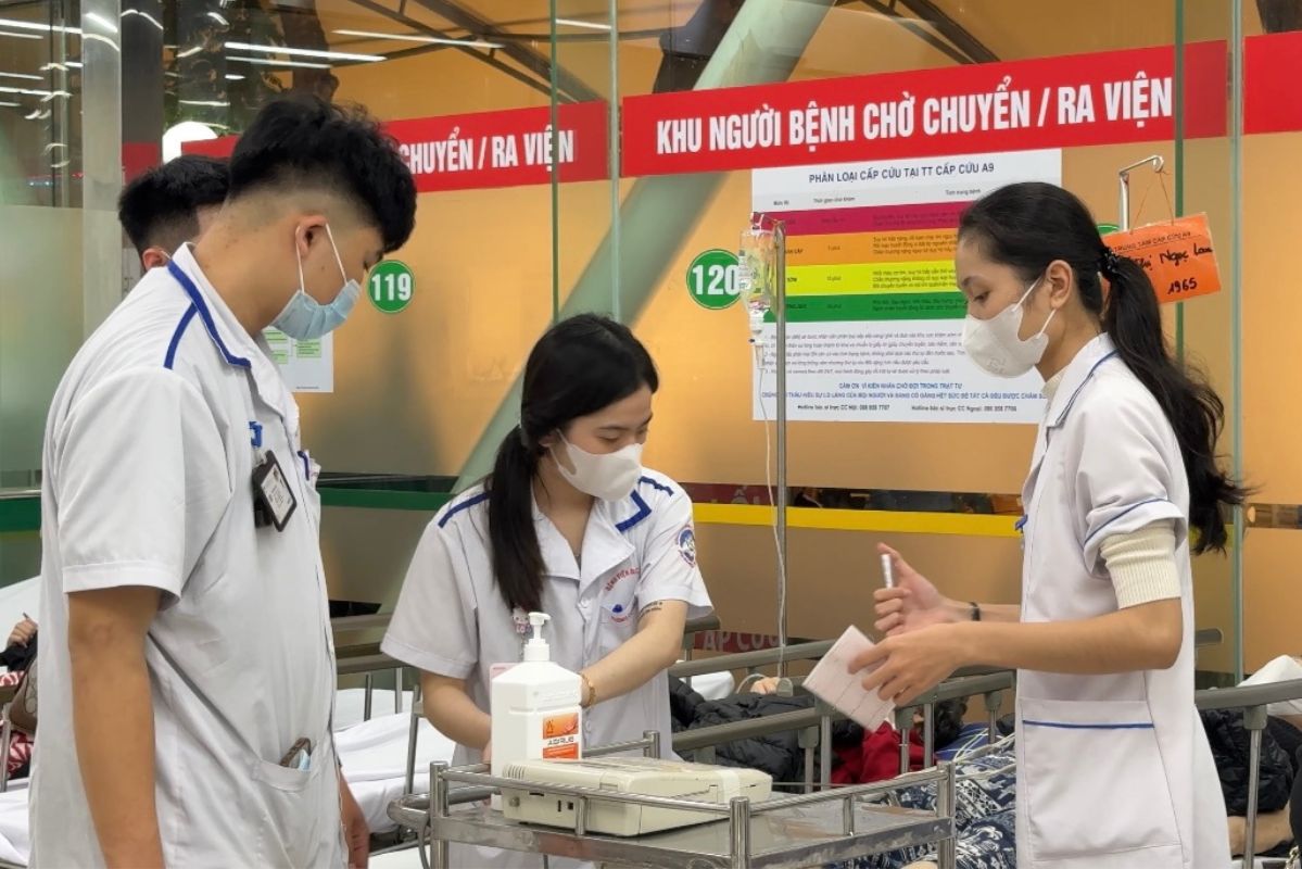 Behind the emergency door on New Year's Eve. Photo: Phuong Anh