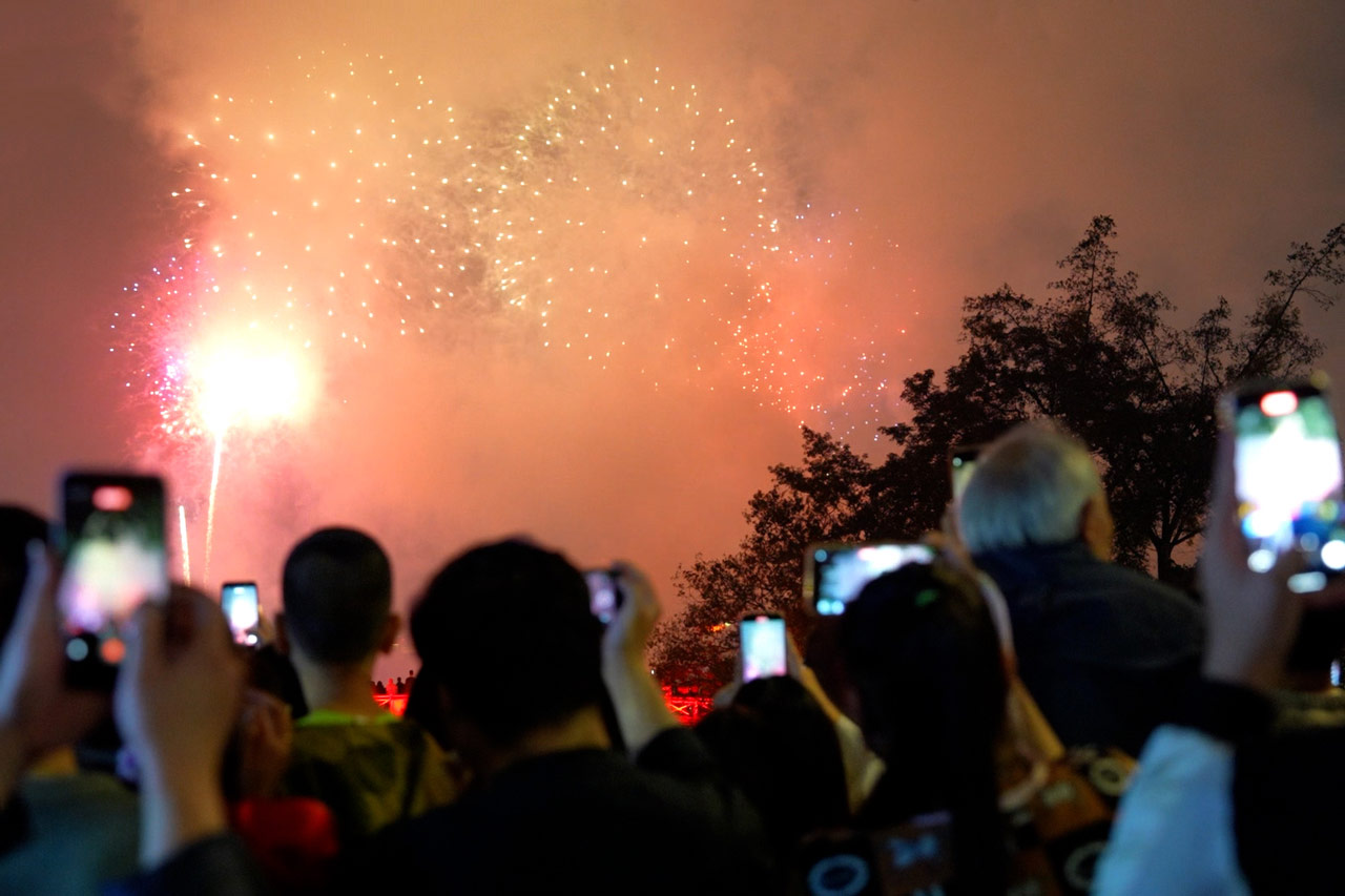 Fireworks light up, people flock to Hoan Kiem Lake to welcome the New Year