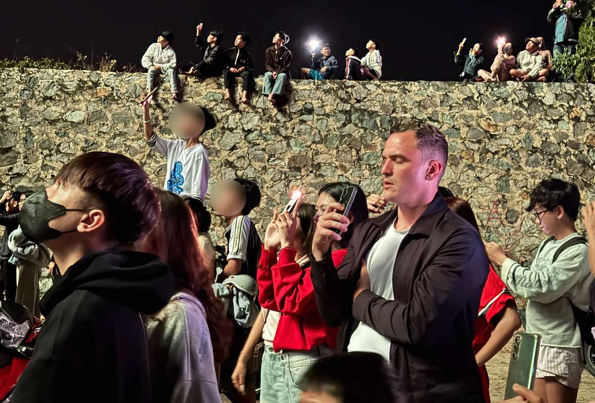 Du khách ghi lại khung cảnh pháo hoa. Ảnh: Duy Tuấn 